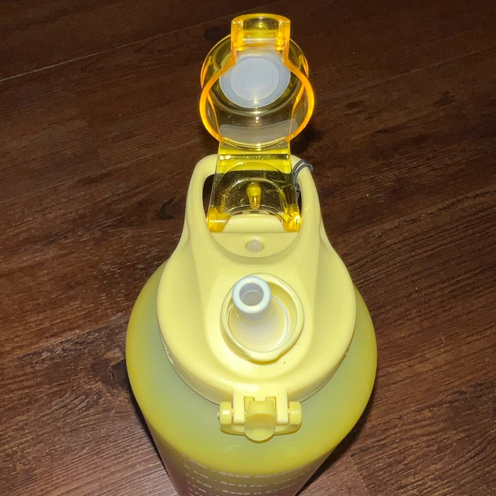 New with Tags Primula Yellow Water Bottle with Flip-Top Lid 64oz - Picture 7 of 11